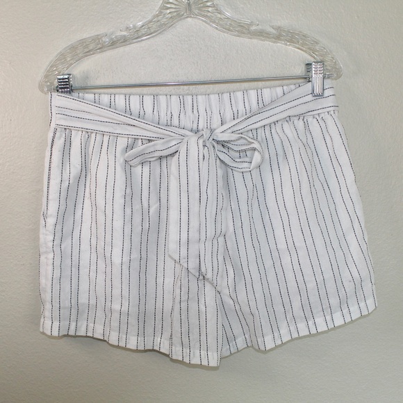 J.O.A (Just One Answer) High Waisted White Tie Front Shorts - Size Large - Picture 2 of 9